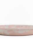 Plato hondo de peltre blanco con manchas rosas sin bordes