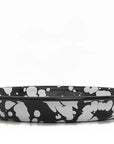 Plato hondo de peltre negro con manchas blancas y borde negro