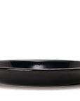 Plato hondo de peltre negro sin bordes