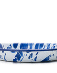Plato hondo de peltre blanco con manchas azules y borde azul