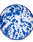 Plato hondo de peltre blanco con manchas azules y borde azul