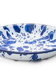 Plato hondo de peltre blanco con manchas azules y borde azul