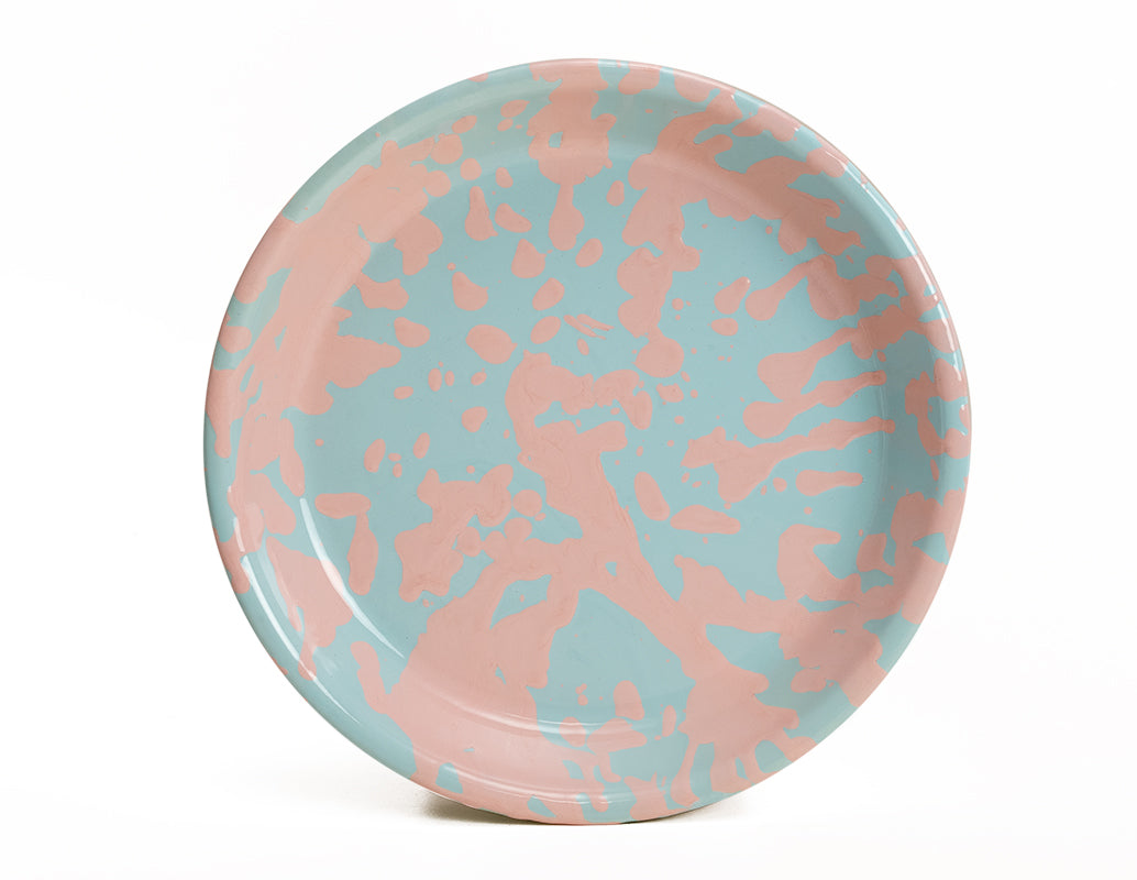 Plato hondo de peltre menta con manchas rosa sin borde
