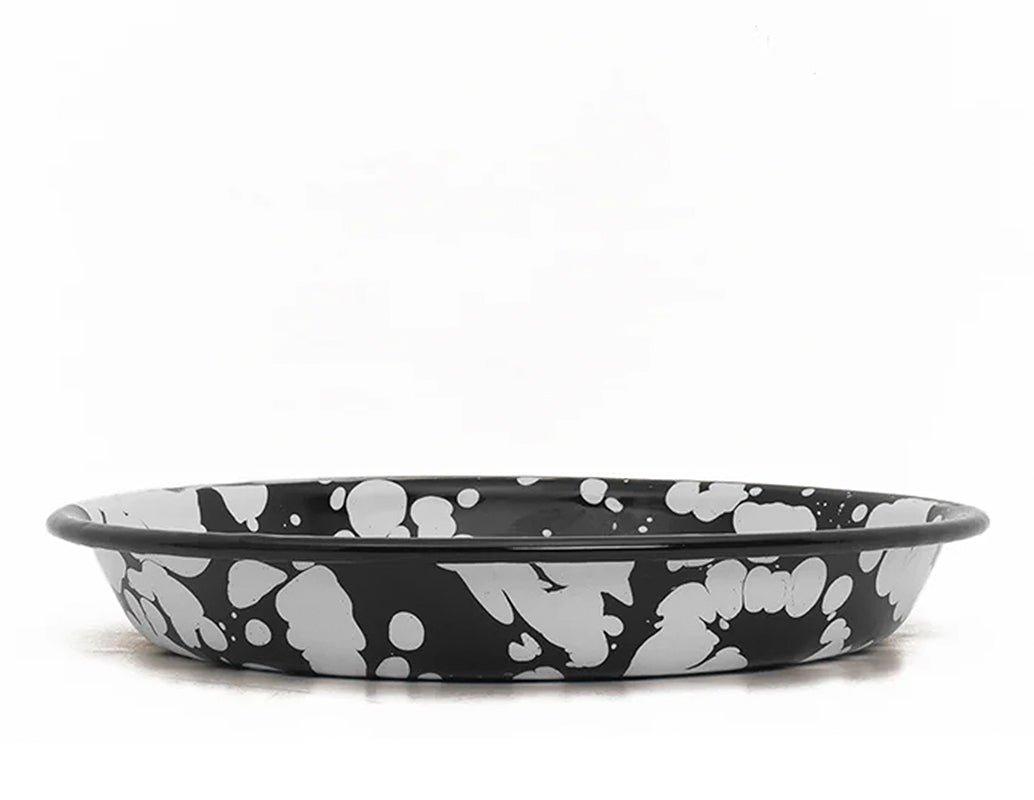Plato hondo de peltre negro con manchas blancas y borde negro