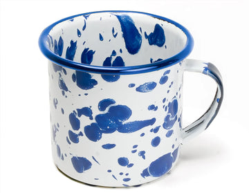 Taza de mesa de peltre blanco con manchas azules y borde azul