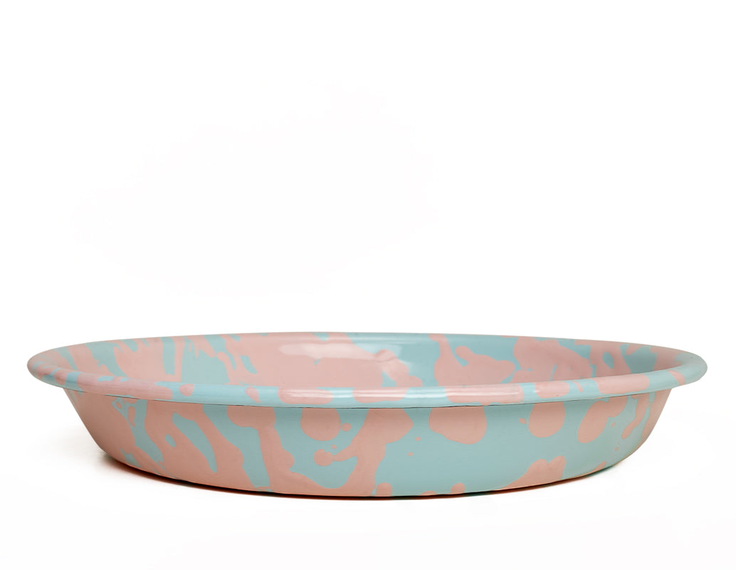 Plato hondo de peltre menta con manchas rosa sin borde