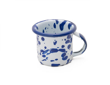 Taza para expreso de peltre blanco con manchas azules y borde azul