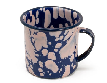 Taza de mesa de peltre azul con manchas rosas y borde azul