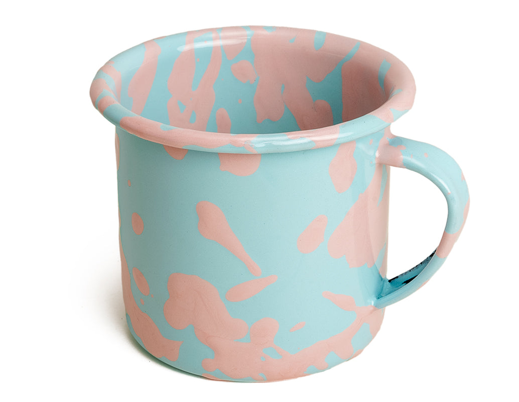 Taza de mesa de peltre menta con manchas rosa sin borde