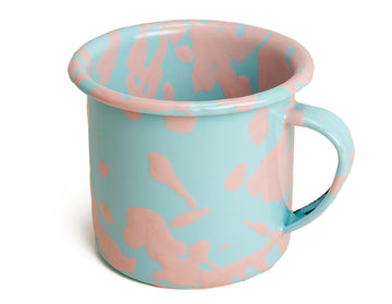 Taza de mesa de peltre menta con manchas rosa sin borde