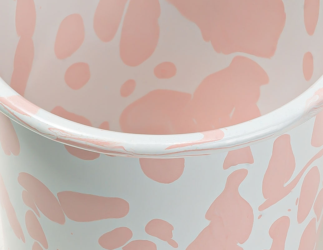 Vaso de mesa blanco con manchas rosas de peltre